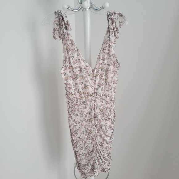 PRETTY LITTLE THING // Floral Ruched Mini Bodycon Dress - Picture 7 of 9